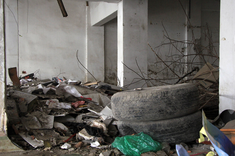 Chung cư mặt phố Hà Nội biến thành bãi tập kết rác thải hôi thối